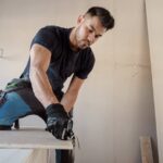 Découpe de plaque de placoplâtre pour installation de cloison