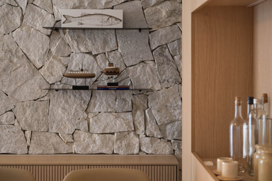 Intérieur architectural contemporain avec mur en pierre naturelle