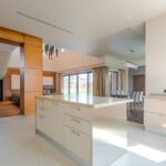 Cuisine moderne lumineuse et épurée, intérieur de maison