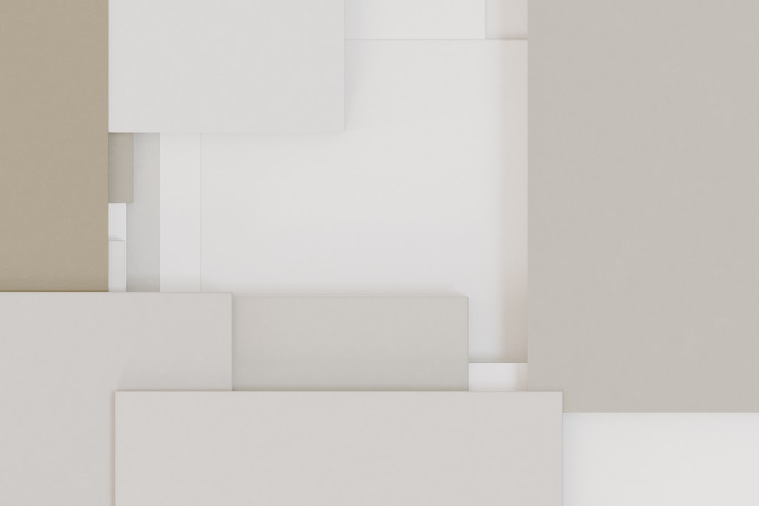 Intérieur minimaliste blanc avec vase sur étagère