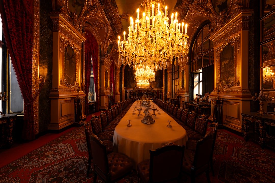 Salle à manger baroque avec lustres et mobilier doré