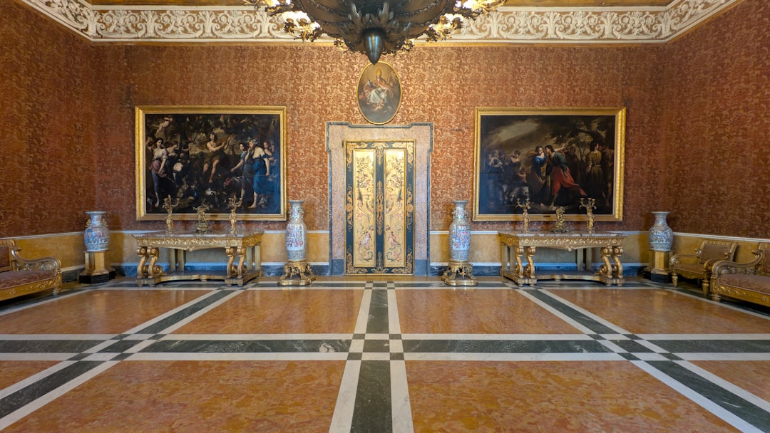 Mobilier doré style Catherine la Grande dans un grand hall