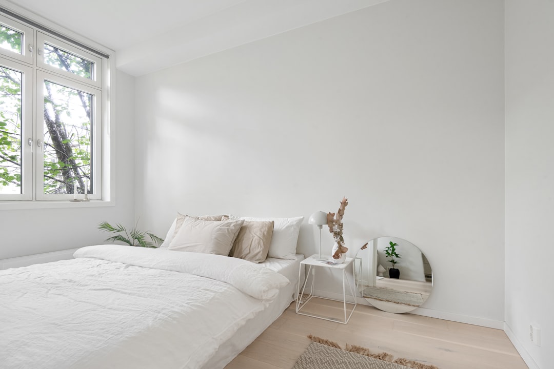 Petite chambre claire et lumineuse, optimisation aménagement 9m2
