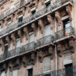 Façade d'immeuble ancien à Marseille concerné par un arrêté de péril