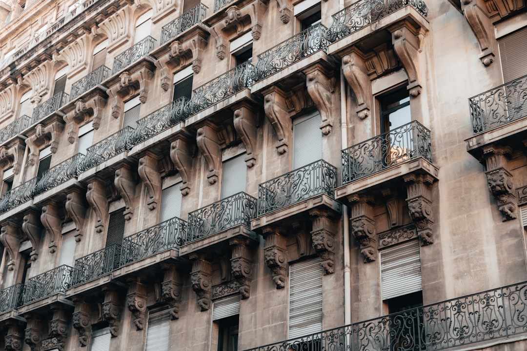Façade d'immeuble ancien à Marseille concerné par un arrêté de péril