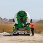 Bétonnière en cours de gâchée pour un dosage béton 350 kg avec mélange sable gravier