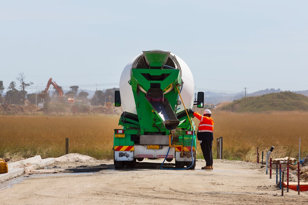 Bétonnière en cours de gâchée pour un dosage béton 350 kg avec mélange sable gravier