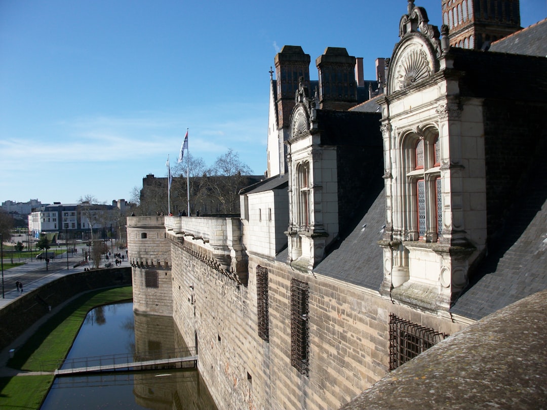 Vue d'un nouveau bâtiment sur l'île de Nantes, contexte îlot Bergeron Nantes