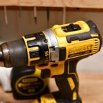 Outillage de la marque Erbauer posé sur un établi d'atelier de rénovation