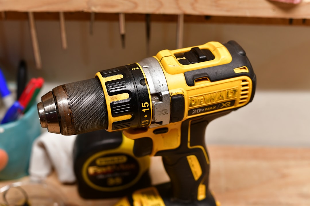 Outillage de la marque Erbauer posé sur un établi d'atelier de rénovation