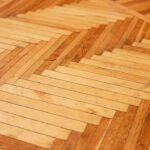 Parquet en bois poncé en cours de rénovation