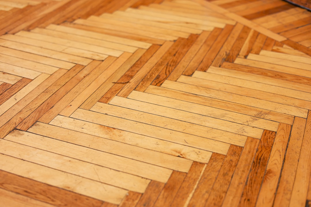 Parquet en bois poncé en cours de rénovation