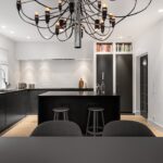 Cuisine moderne style Tyko cuisine avec façades mates et plan de travail clair