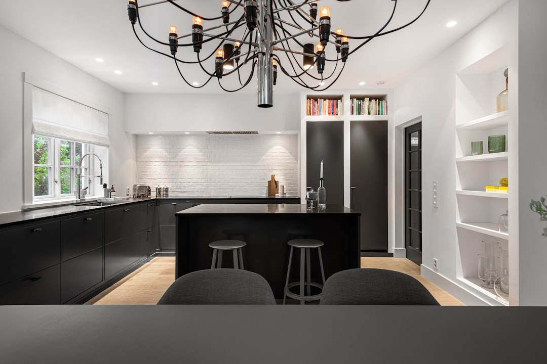 Cuisine moderne style Tyko cuisine avec façades mates et plan de travail clair