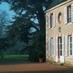 Villa française aux volets blancs, façade en pierre