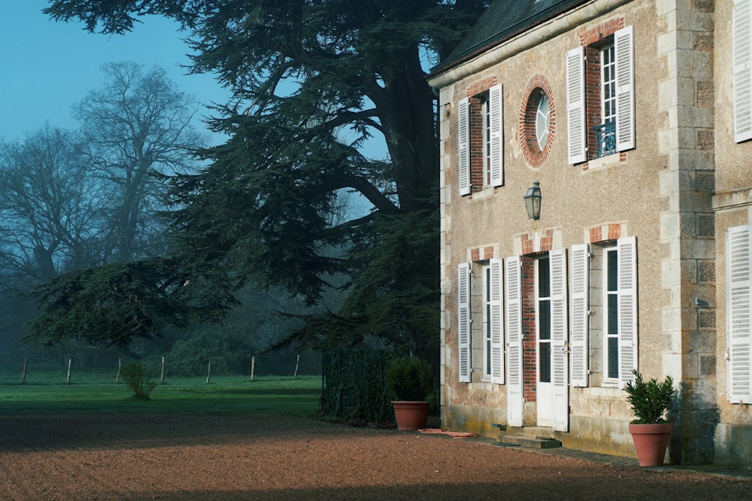 Villa française aux volets blancs, façade en pierre