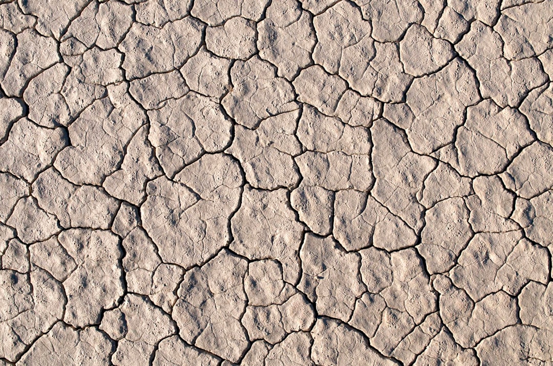 carrelage qui se fissure après 30 ans sur le sol d une maison ancienne