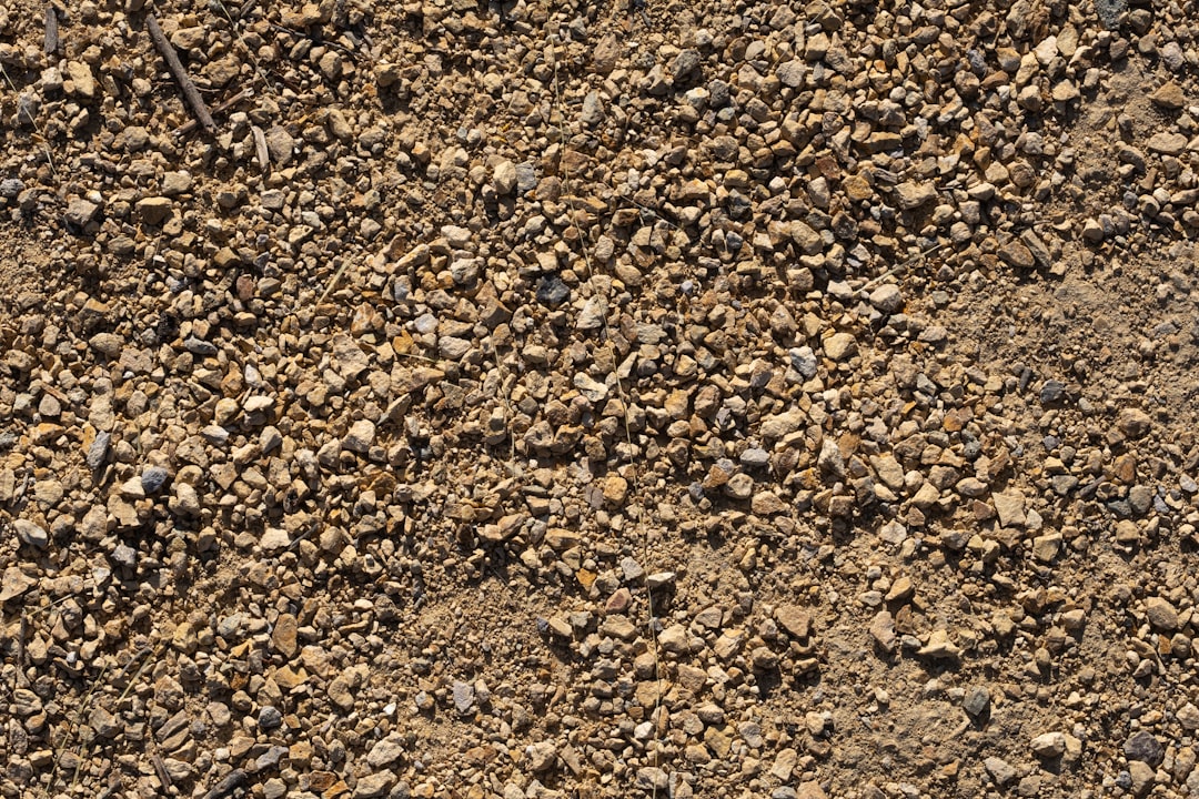 dosage béton au seau avec ciment, sable et gravier