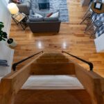 escalier en bois intérieur qui grince