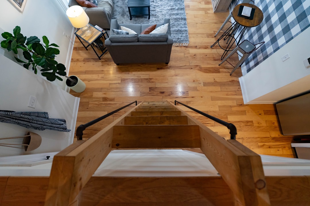escalier en bois intérieur qui grince