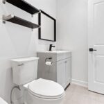 lave-main installé sur un WC suspendu
