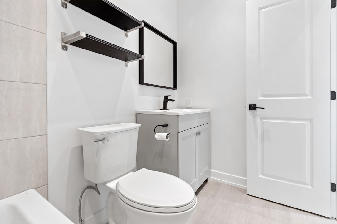 lave-main installé sur un WC suspendu