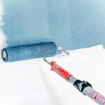 application d'une peinture anti-insecte au rouleau sur un mur