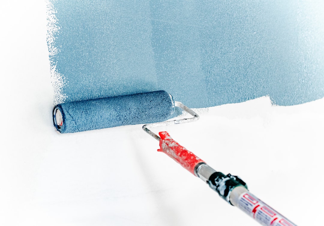 application d'une peinture anti-insecte au rouleau sur un mur