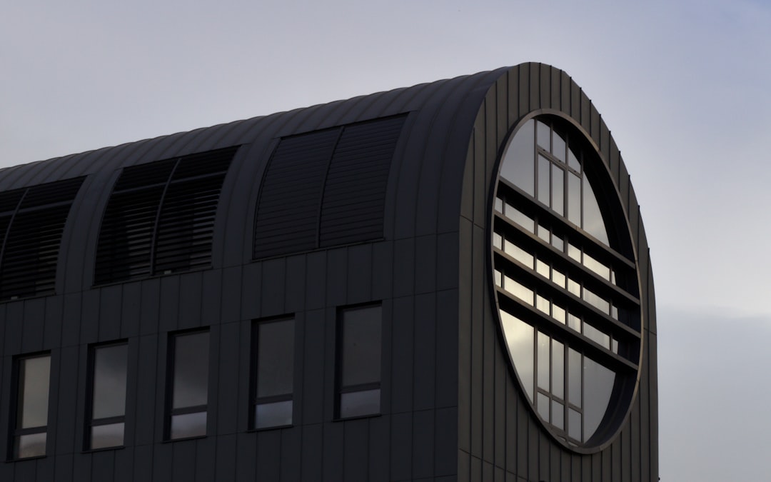 façade et menuiserie déclinées en RAL 7039 et 7016