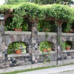 mur de soutènement en blocs béton type Terrasto dans un jardin