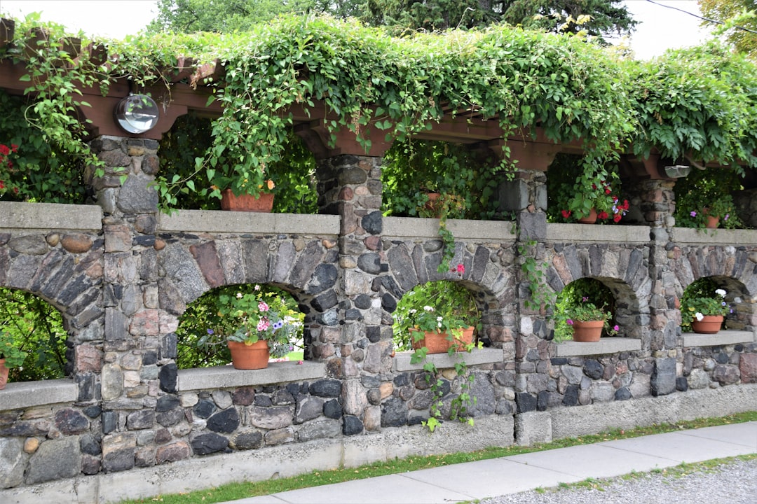 mur de soutènement en blocs béton type Terrasto dans un jardin