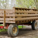 Remorque équipée d'un coffre de rangement en bois