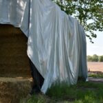 Fixer une bâche à œillet tendue sur une structure extérieure