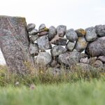 Borne de terrain en pierre marquant une limite de propriété