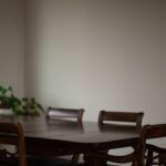 Table en bois dont les pieds ont été rehaussés