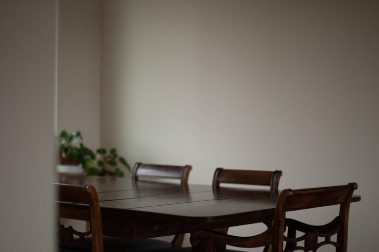 Comment rehausser une table : 4 solutions simples et solides