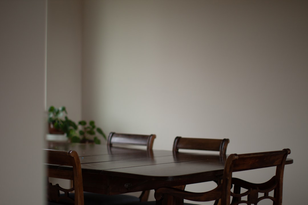 Table en bois dont les pieds ont été rehaussés